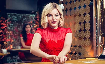 Hình ảnh bàn tay cầm tiền và thẻ tín dụng thể hiện giao dịch nhanh chóng